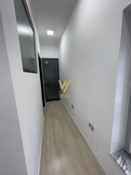 Tirane, shitet dyqan Kati 1, 32 m² 93.000 € (SELVIA)