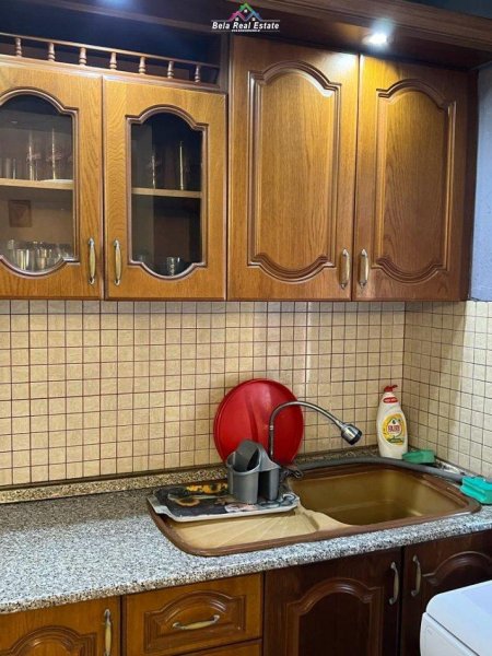 Tirane, jepet me qera apartament 3+1 Kati 5, 90 m² 350 € (institut)