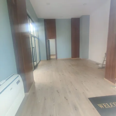 Tirane, jepet me qera dyqan Kati 0, 60 m² 900 € (RRUGA E KAVAJES)