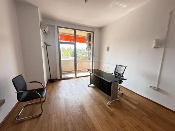 Tirane, jepet me qera ambjent biznesi Kati 4, 132 m² 1.500 € (Garda)