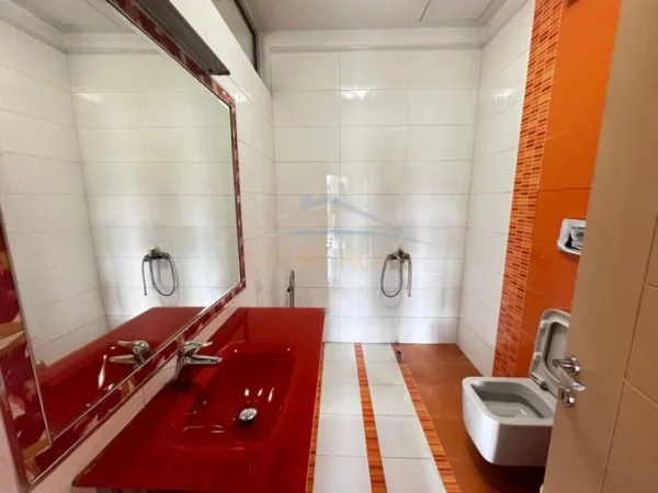 Tirane, jepet me qera ambjent biznesi Kati 4, 132 m² 1.500 € (Garda)