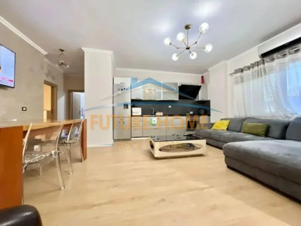 Tirane, jepet me qera apartament 2+1+Ballkon Kati 6, 96 m² 700 € (21 Dhjetori)