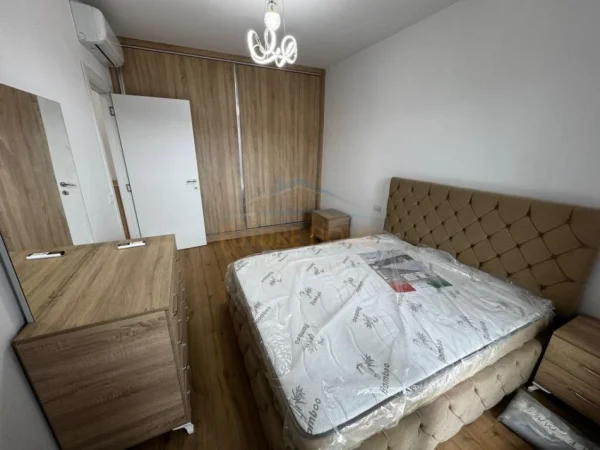 Tirane, jap me qera apartament 1+1 Kati 4, 77 m² 550 € (Unaza e Re)