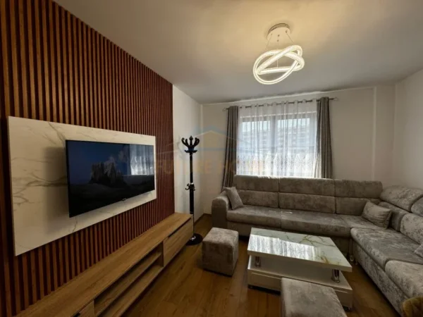Tirane, jepet me qera apartament 1+1+Ballkon Kati 4, 75 m² 550 € (Unaza e Re)