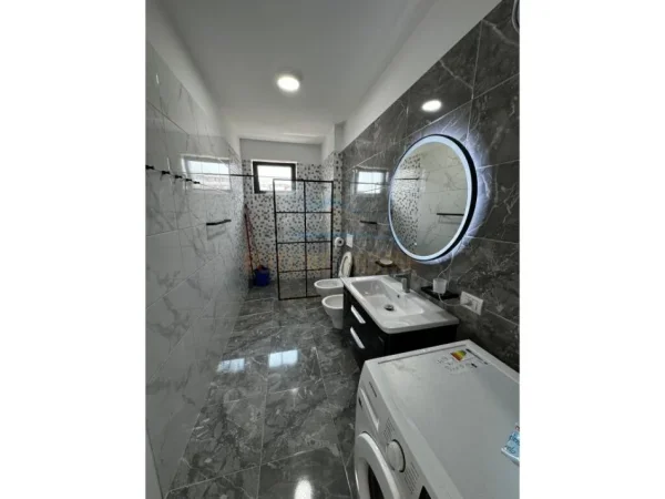 Tirane, jepet me qera apartament 1+1+Ballkon Kati 4, 75 m² 550 € (Unaza e Re)