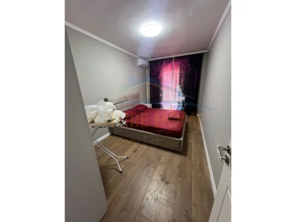 Tirane, jepet me qera apartament 1+1+Ballkon Kati 4, 60 m² 500 € (Dogana)