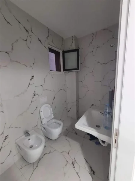 Tirane, jepet me qera apartament 2+1 Kati 2, 100 m² 500 € (Laprake)