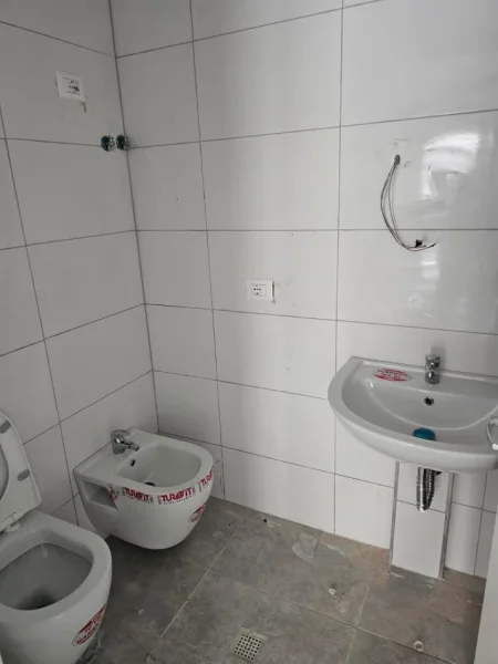 Tirane, shitet apartament 2+1+Ballkon Kati 5, 92 m² 105.000 € (univers city)