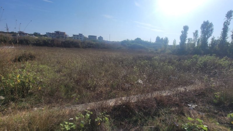 Durres, shitet , 560 m² 58.000 € (Prane Unazes se Shkozetit, prane mbikalimit te trenit.)