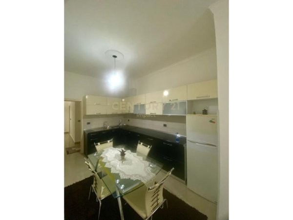 Tirane, jepet me qera 2+1 Kati 1, 600 € 