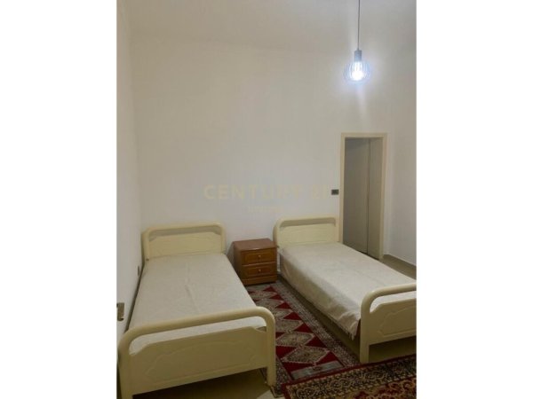 Tirane, jepet me qera 2+1 Kati 1, 600 € 