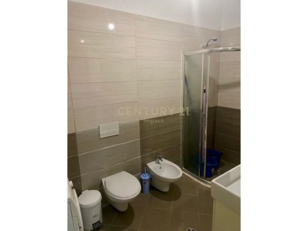 Tirane, jepet me qera 2+1 Kati 1, 600 € 