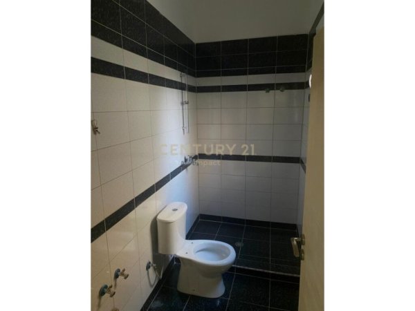 Tirane, jepet me qera 2+1 Kati 1, 600 € 