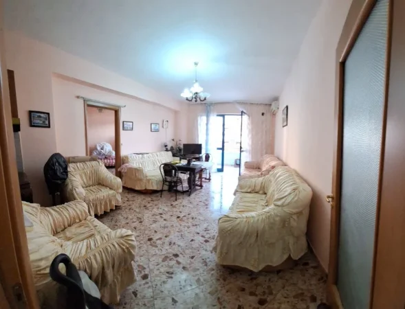 Tirane, shitet apartament 1+1+Ballkon Kati 4, 66 m² 140 000 € (Rruga Elbasanit, ne krah te deges se thesarit, prane shkolles se baletit)