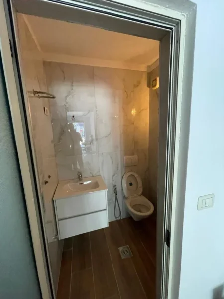 Tirane, jepet me qera zyre Kati 1, 20 m² 400 € (Jordan Misja)