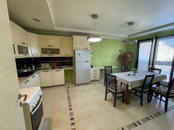 Tirane, shitet Vile 214 m² 370.000 Euro (Yrshek) PARK28086