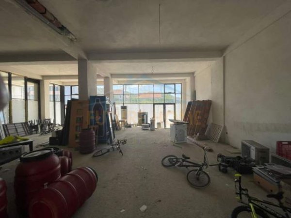 Tirane, jepet me qera dyqan Kati 0, 194 m² 2.000 Euro (Golden Park) UNA26123