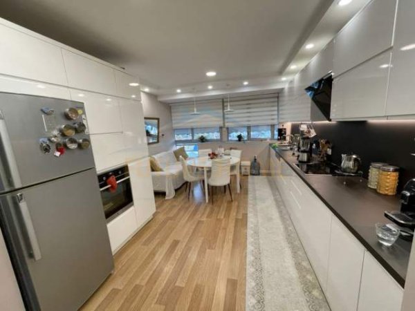 Tirane, shitet apartament 3+1+BLK Kati 7, 144 m² 200.000 Leke (Rruga e Kavajes)