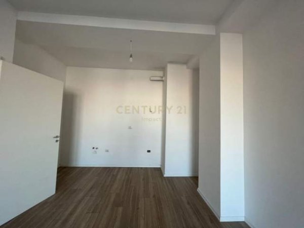 Tirane, jepet me qera apartament 3+1 Kati 4, 117 m² 500 Euro (Kompleksi Magnet)