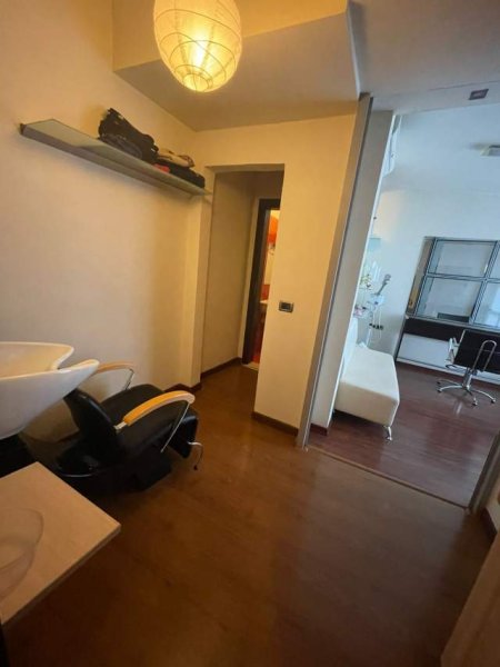 Tirane, jepet me qera zyre Kati 1, 100 m² 900 Euro (Ish ekspozita)