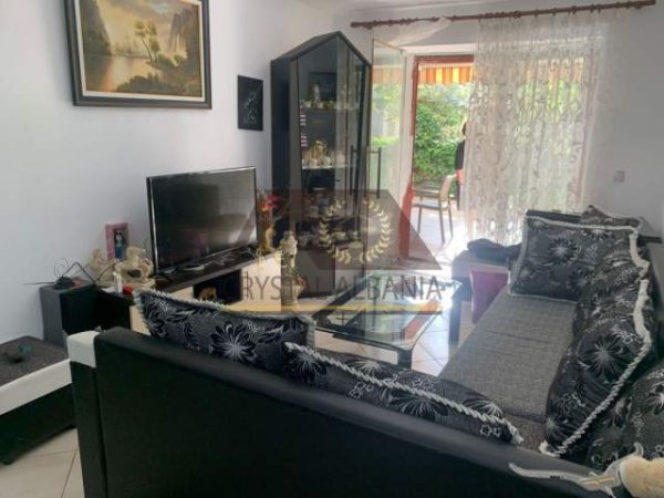 Tirane, jepet me qera apartament 3+1 Kati 1, 130 m² 600 Euro (Rruga "Mine Peza")