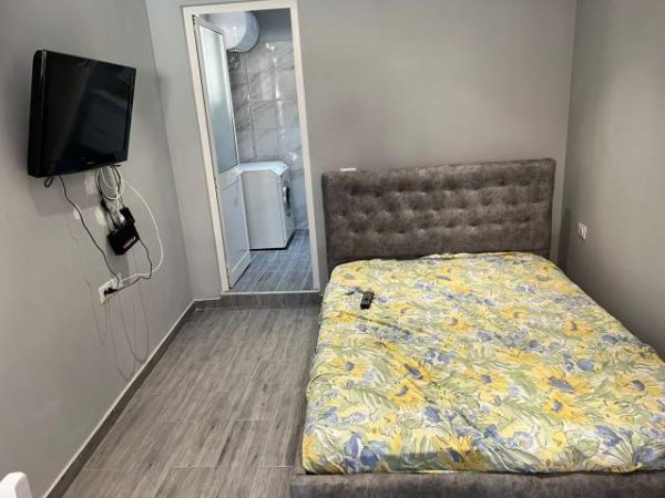 Tirane, jepet me qera garsonier 1+1 Kati 1, 35 m² 300 Euro (rruga Mihal Duri)