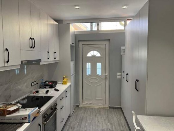 Tirane, jepet me qera garsonier 1+1 Kati 1, 35 m² 300 Euro (rruga Mihal Duri)
