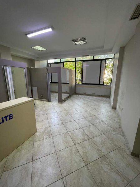 Tirane, jepet me qera ambjent biznesi Kati 1, 53 m² 450 Euro (Rruga Frederik Shiroka)