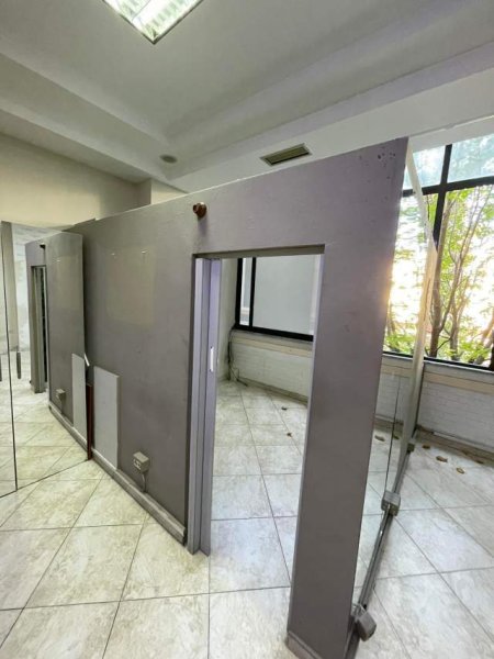Tirane, jepet me qera ambjent biznesi Kati 1, 53 m² 450 Euro (Rruga Frederik Shiroka)