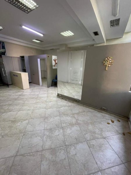 Tirane, jepet me qera ambjent biznesi Kati 1, 53 m² 450 Euro (Rruga Frederik Shiroka)