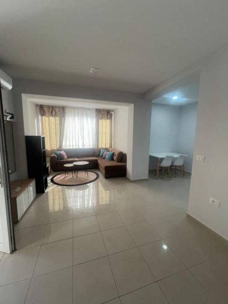 Tirane, jepet me qera apartament 1+1 Kati 1, 80 m² 500 Euro (rruga Kavajes)