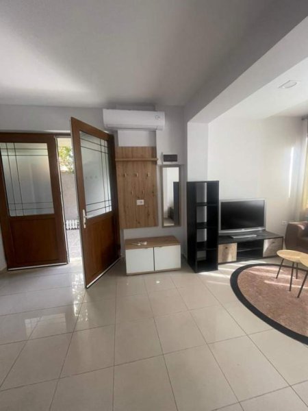 Tirane, jepet me qera apartament 1+1 Kati 1, 80 m² 500 Euro (rruga Kavajes)