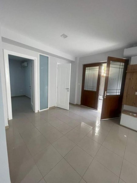 Tirane, jepet me qera apartament 1+1 Kati 1, 80 m² 500 Euro (rruga Kavajes)
