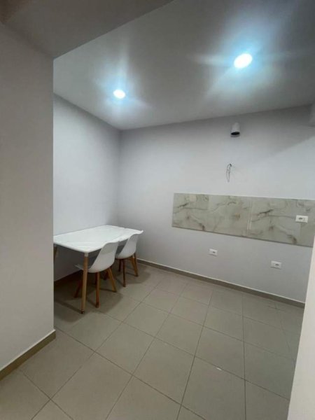 Tirane, jepet me qera apartament 1+1 Kati 1, 80 m² 500 Euro (rruga Kavajes)
