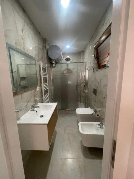 Tirane, jepet me qera apartament 1+1 Kati 1, 80 m² 500 Euro (rruga Kavajes)