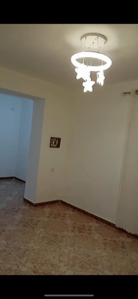 Tirane, jepet me qera apartament 1+1 Kati 1, 55 m² 25000  (Rruga e Dibres)
