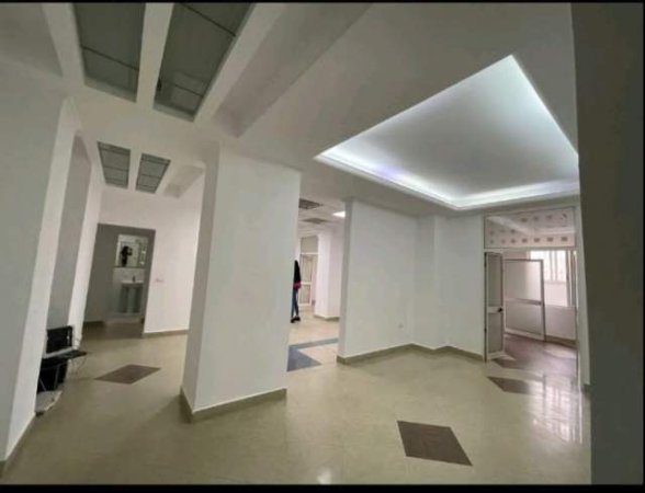 Tirane, jepet me qera ambjent biznesi Kati 0, 130 m² 1.500 Euro (prane Taivanit- Parku Rinia)