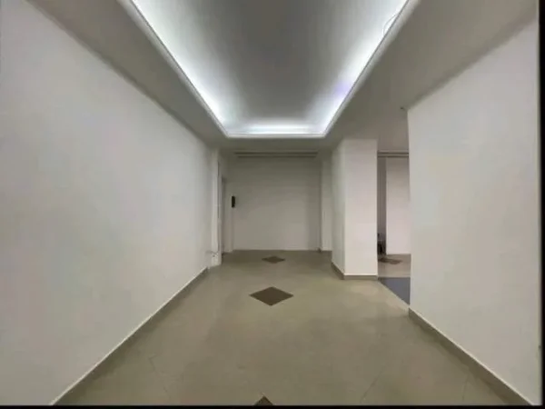 Tirane, jepet me qera ambjent biznesi Kati 0, 130 m² 1.500 Euro (prane Taivanit- Parku Rinia)