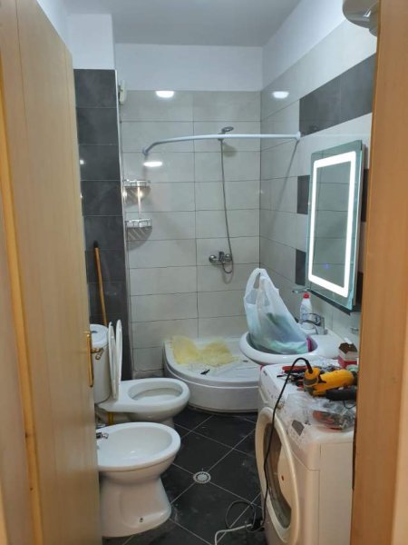 Tirane, jepet me qera apartament 2+1+BLK Kati 5, 80 m² 400 Euro (rruga Endri Keko)