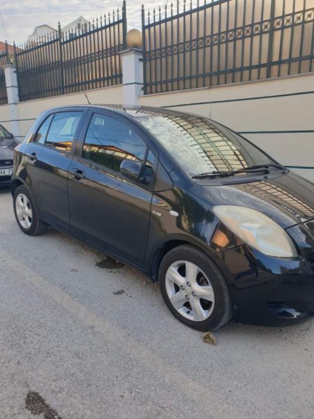 Tirane, shitet makine Toyota yaris Viti 2006, 4200 Euro