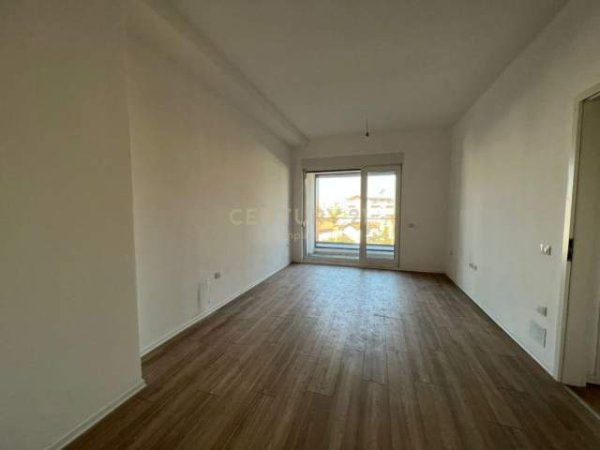 Tirane, jepet me qera apartament 3+1 Kati 4, 117 m² 500 Euro (Kompleksi Magnet)