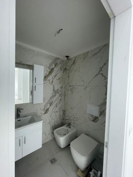 Tirane, jepet me qera ambjent biznesi Kati 0, 73 m² 1.500 Euro (Rr. Hoxha Tahsin)