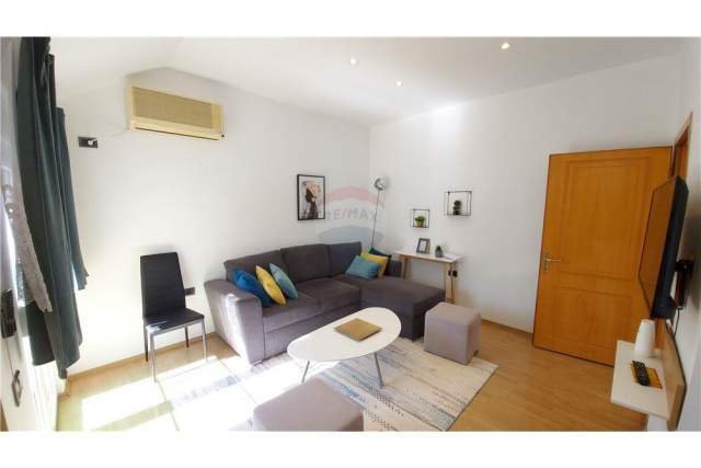 Tirane, jepet me qera apartament 1+1+BLK Kati 4, 104 m² 500 Euro (QENDER)