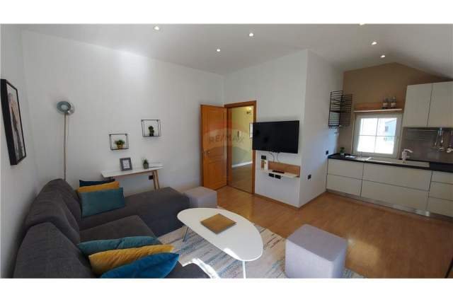 Tirane, jepet me qera apartament 1+1+BLK Kati 4, 104 m² 500 Euro (QENDER)