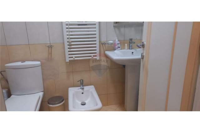 Tirane, jepet me qera apartament 2+1 Kati 2, 130 m² 800 Euro (liceu artistik)