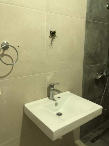 Tirane, jepet me qera apartament 1+1 Kati 6, 60 m² 400 Euro (rruga 5 Maj)