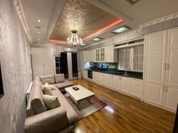 Tirane, jepet me qera Vile 2+1+BLK Kati 4, 95 m² 400 Euro (Allias afer karburant Kastratit)