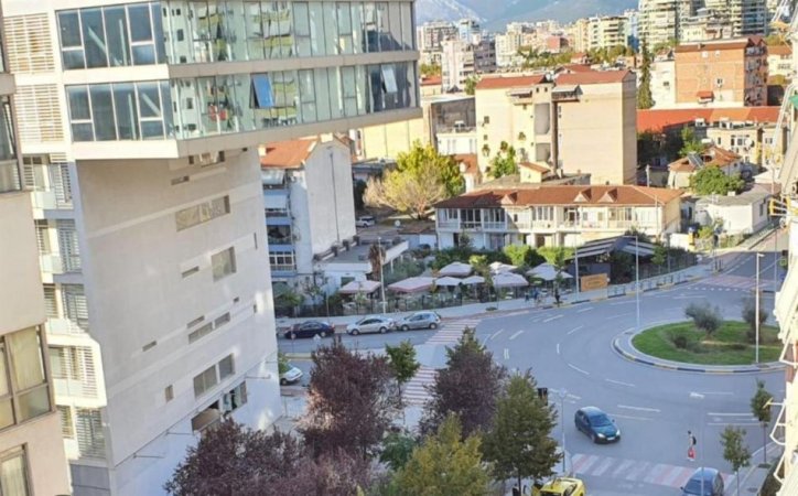 Tirane, jepet me qera dyqan Kati 0, 135 m² 5.000 € (Rruga Kosovareve)