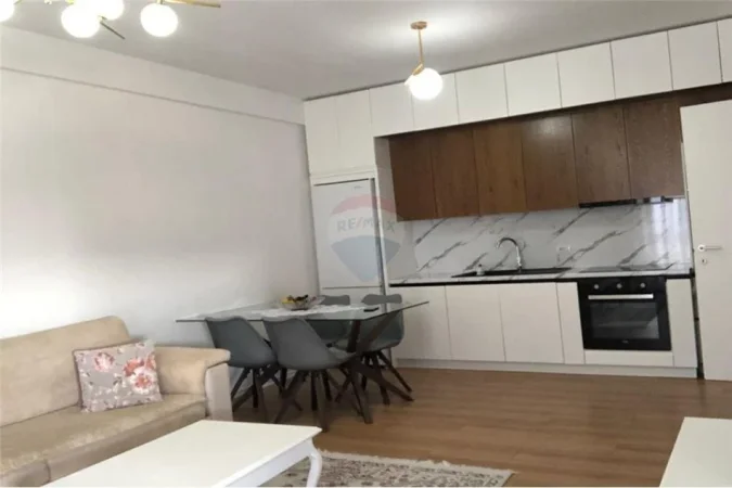Tirane, shitet apartament 1+1 , 73 m² (Rruga 5 Maj - Tregu i Madh)