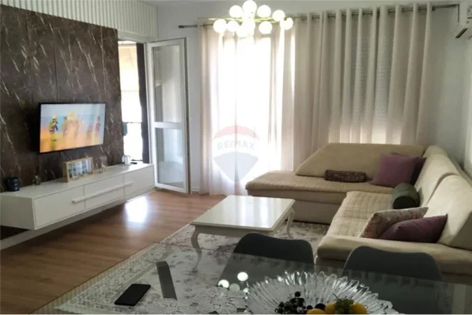 Tirane, shitet apartament 1+1 , 73 m² (Rruga 5 Maj - Tregu i Madh)